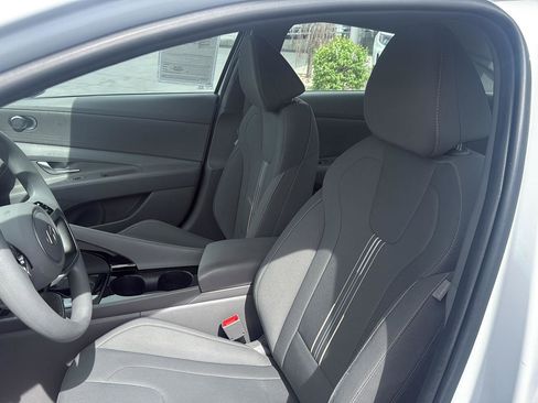 Used 2025 Hyundai Elantra Blue image 14