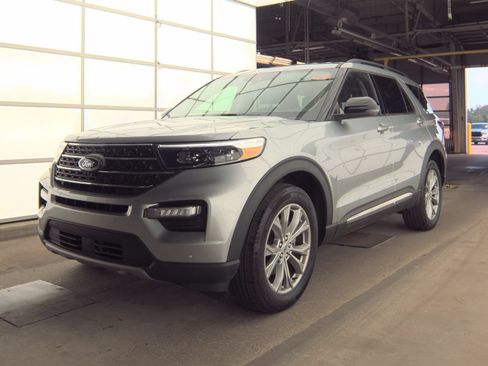 Used 2024 Ford Explorer XLT w/ Equipment Group 202A AWD/4WD image 4