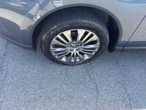 Used 2022 Toyota Venza XLE image 9