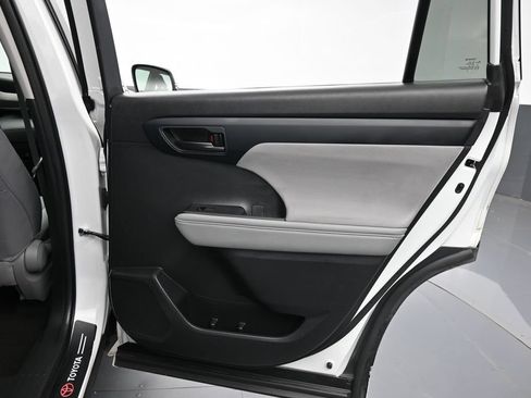 Used 2023 Toyota Highlander L FWD image 33