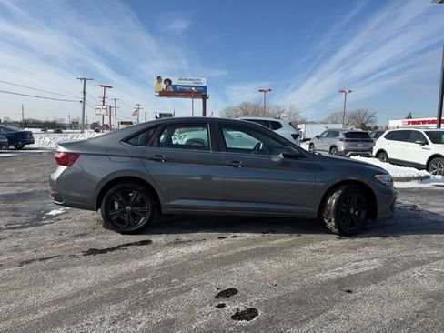 Used 2024 Volkswagen Jetta SE w/ Panoramic Sunroof Package image 9