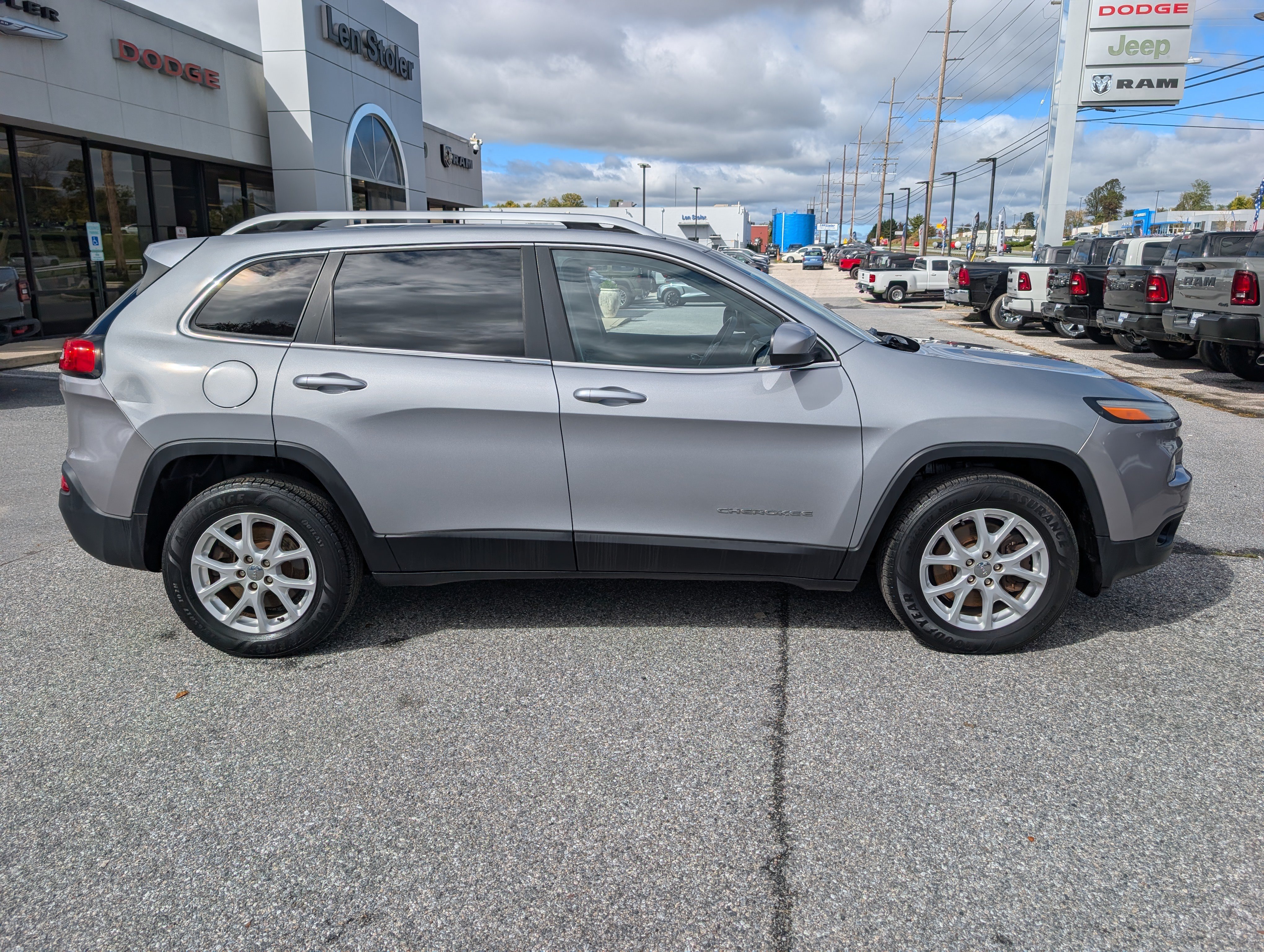 Used 2014 Jeep Cherokee Latitude AWD/4WD image 6