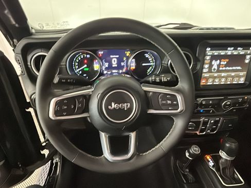 Used 2023 Jeep Wrangler Unlimited Sahara w/ Cold Weather Group AWD/4WD image 17