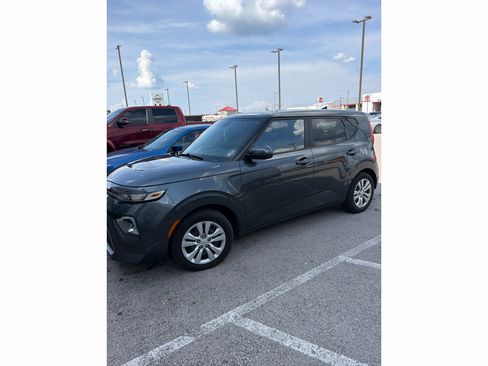 Used 2022 Kia Soul LX FWD image 2