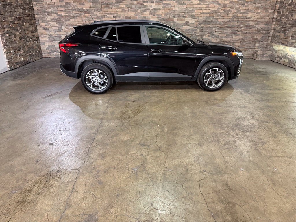 Used 2025 Chevrolet Trax LT FWD image 10