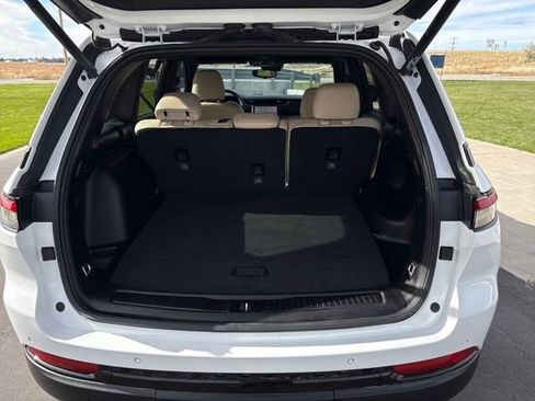 Used 2023 Jeep Grand Cherokee Limited w/ Black Appearance Package image 25