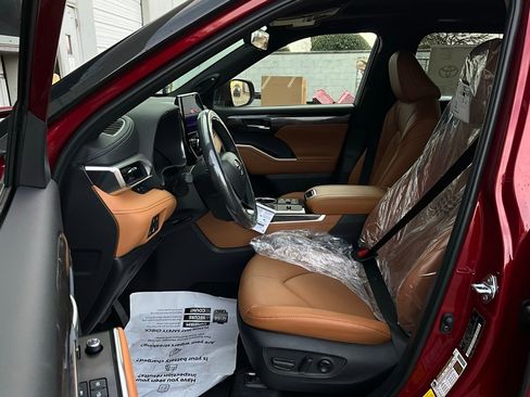 New 2026 Toyota Highlander Platinum image 9