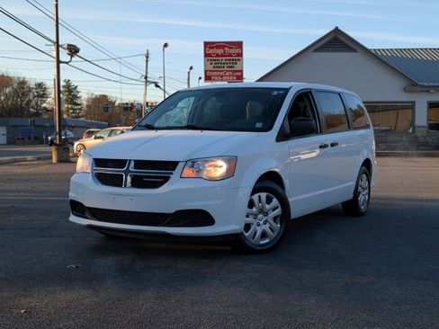 Used 2019 Dodge Grand Caravan SE w/ UConnect Hands-Free Group image 1