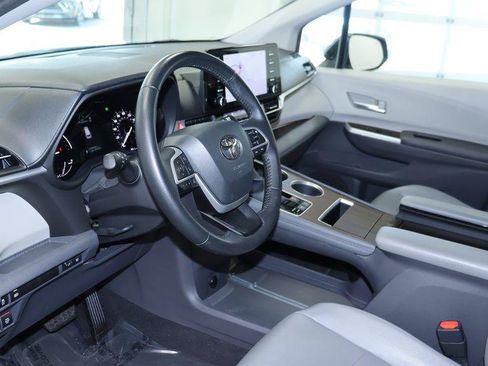 Used 2022 Toyota Sienna XLE AWD/4WD image 22