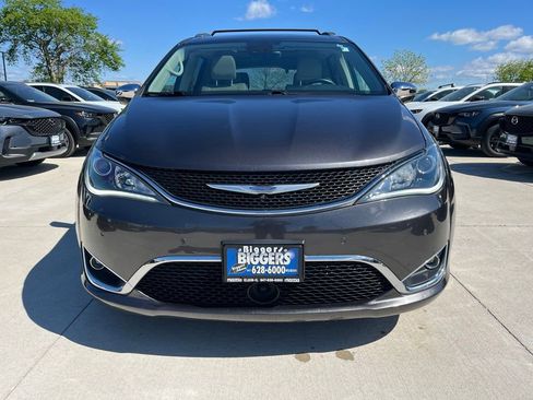 Used 2018 Chrysler Pacifica Limited w/ Tire & Wheel Group FWD image 3