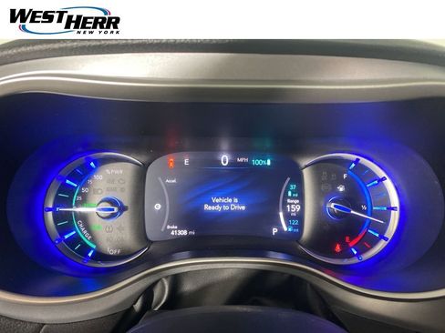 Used 2023 Chrysler Pacifica Touring-L w/ S Appearance Package FWD image 2