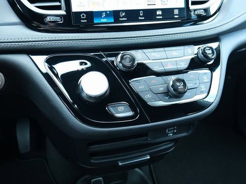New 2026 Chrysler Pacifica Select FWD image 21