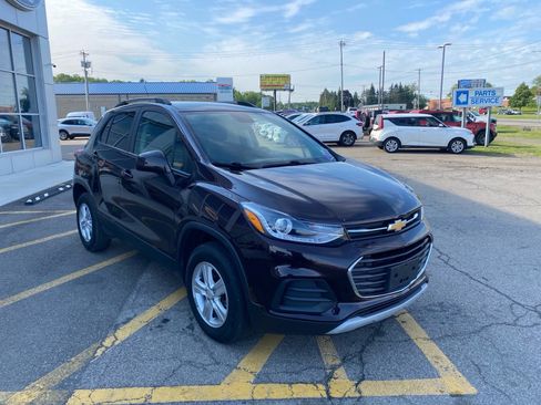 Used 2021 Chevrolet Trax LT w/ LT Convenience Package AWD/4WD image 8