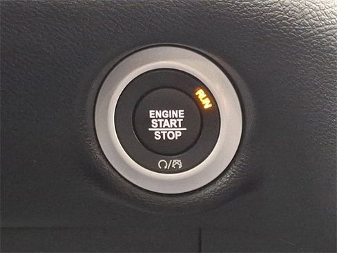 Used 2025 Chrysler Pacifica Select image 22