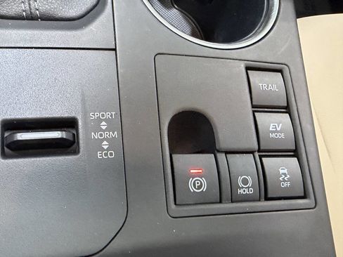 Used 2023 Toyota Highlander XLE image 7