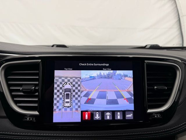 Used 2024 Chrysler Pacifica Touring-L AWD/4WD image 39