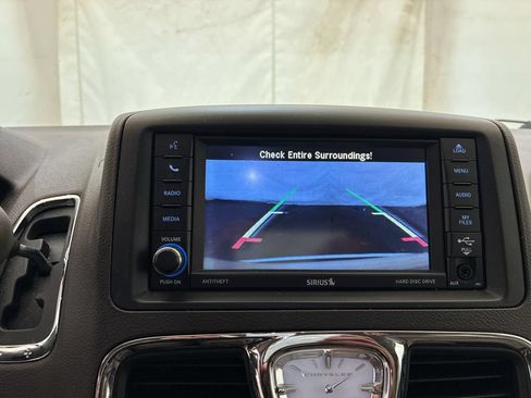 Used 2016 Chrysler Town & Country Touring-L w/ Driver Convenience Group FWD image 23