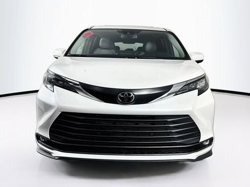 New 2026 Toyota Sienna XLE FWD image 2