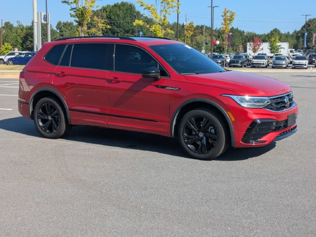 Used 2024 Volkswagen Tiguan SE R-Line AWD/4WD image 2