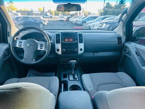 Used 2018 Nissan Frontier SV image 7