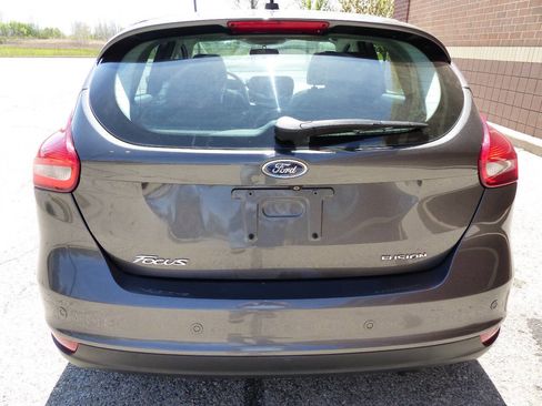 Used 2016 Ford Focus SE w/ Equipment Group 201A FWD image 9