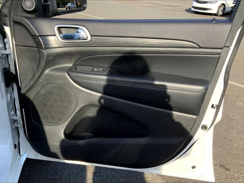 Used 2019 Jeep Grand Cherokee Altitude image 21