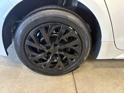 Used 2024 Toyota Corolla LE image 30