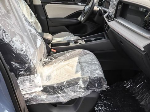 Used 2025 Volkswagen Tiguan SE image 34