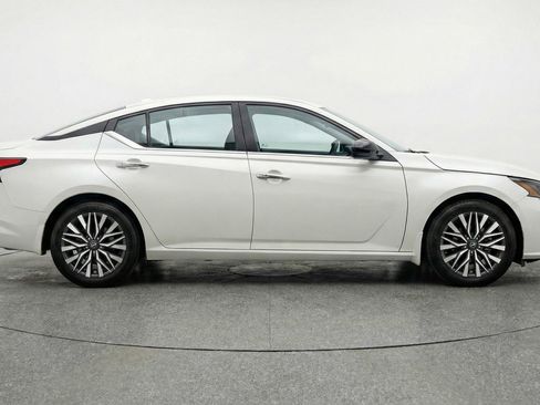 Used 2025 Nissan Altima 2.5 SV image 11