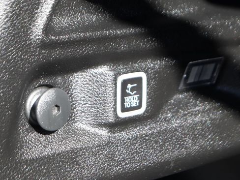 Used 2023 Jeep Grand Cherokee L Limited AWD/4WD image 10