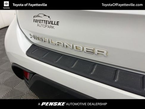 Used 2023 Toyota Highlander XLE image 3