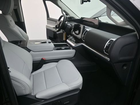 New 2026 Ford Expedition Platinum image 17