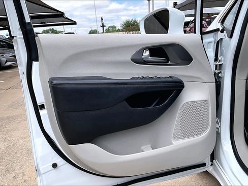 Used 2020 Chrysler Pacifica Touring FWD image 23