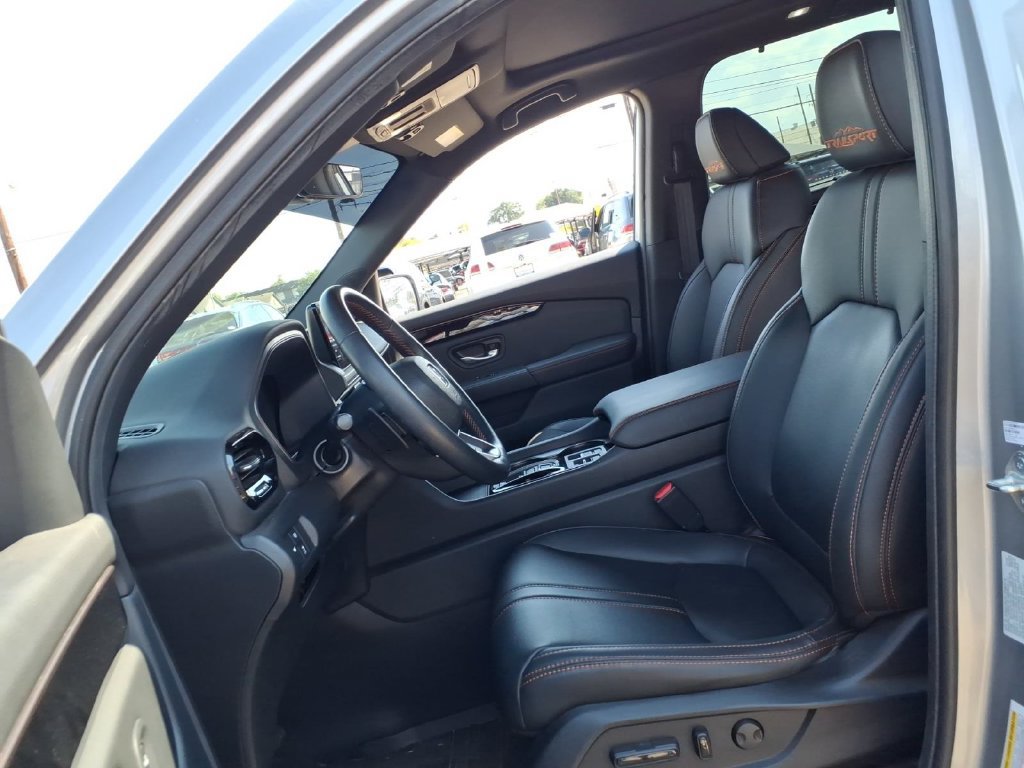 Used 2025 Honda Pilot TrailSport image 16
