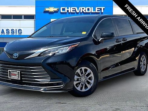 Used 2023 Toyota Sienna LE FWD image 2