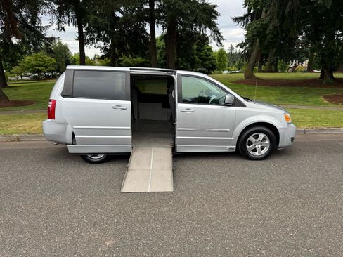 Used 2008 Dodge Grand Caravan SXT FWD image 2