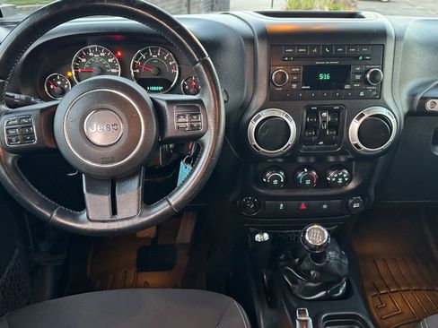 Used 2016 Jeep Wrangler Unlimited Sahara w/ Connectivity Group image 22