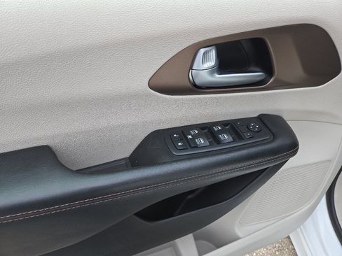 Used 2017 Chrysler Pacifica Touring-L Plus w/ Tire & Wheel Group FWD image 19