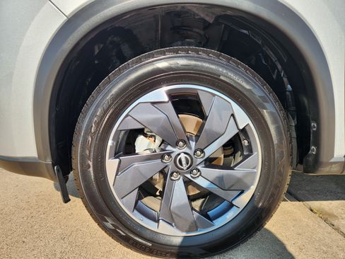 Used 2024 Nissan Rogue SV FWD image 11