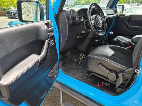 Used 2017 Jeep Wrangler Unlimited Sahara AWD/4WD image 31