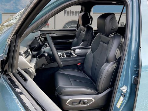 New 2026 Jeep Grand Wagoneer L 4WD w/ Premium Group I image 9