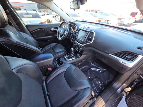 Used 2016 Jeep Cherokee Trailhawk w/ Cold Weather Group image 19