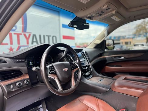 Used 2016 Cadillac Escalade ESV Luxury image 29