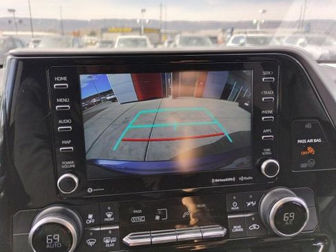 Used 2022 Toyota Highlander LE image 24