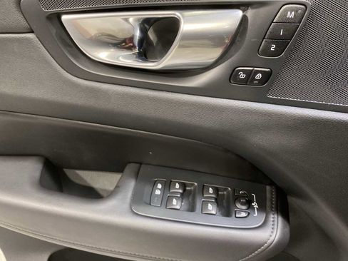 Used 2023 Volvo XC60 B5 Plus image 23