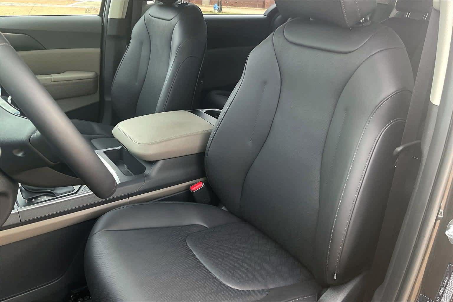 Certified 2026 Kia Carnival FWD image 9