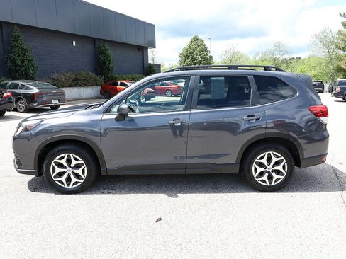 Used 2022 Subaru Forester Premium AWD/4WD image 2