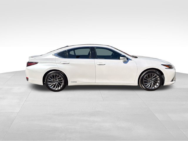 Used 2021 Lexus ES 300h Ultra Luxury w/ Accessory Package 2 FWD image 2