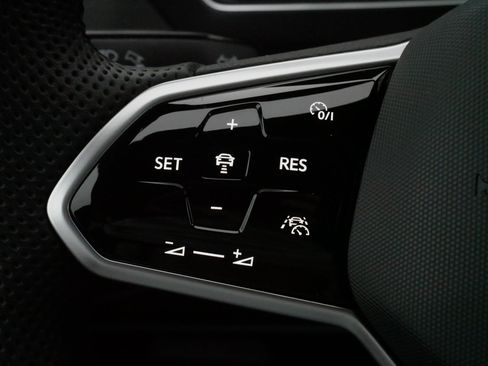 Certified 2024 Volkswagen Tiguan SE R-Line image 25