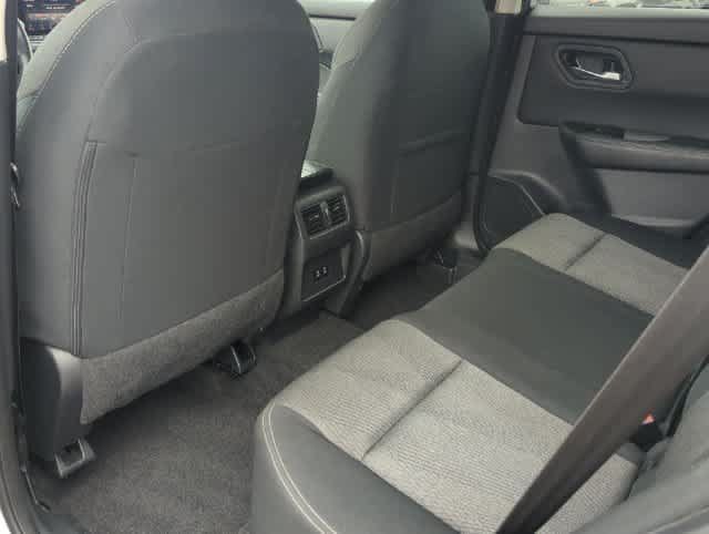 Used 2025 Nissan Rogue SV FWD image 18